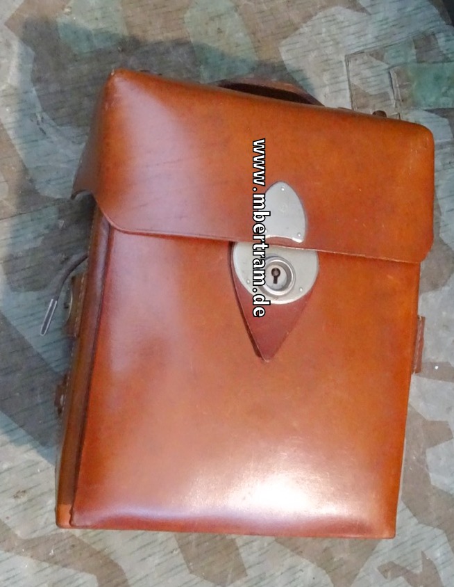 Feldchirourgen Kavallerie Ledertasche," San. Kp. 562, Stabsarzt Dr. Syre"
