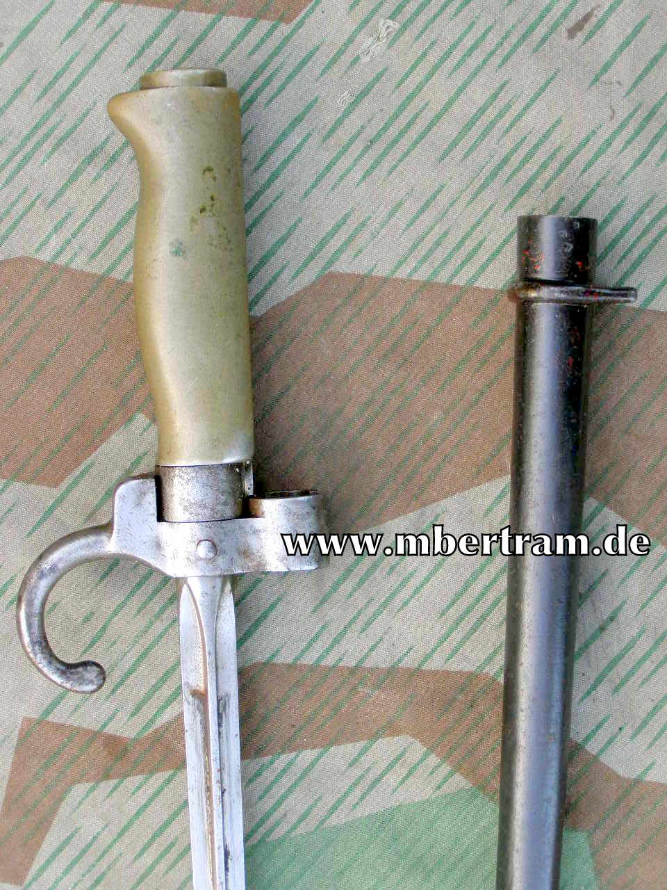 Lebel Bajonett M 86, 2. Mod., verschr. Griff, geb.Parierstange