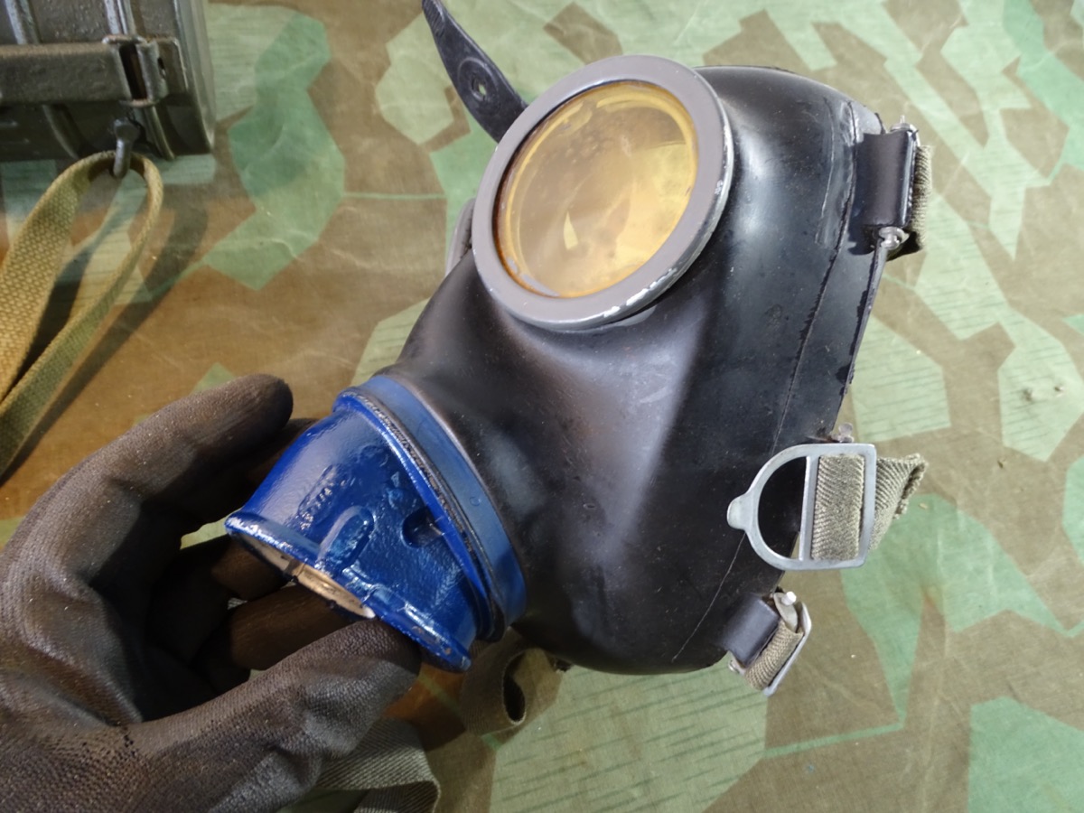 Wehrmachts Gasmaske M 38 mit Dose und Filter