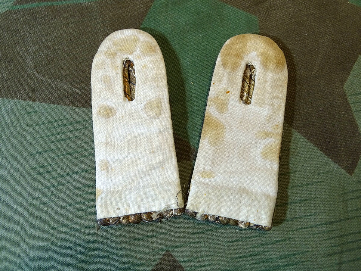 Paar Schulterklappen für einen Infanterie Offizier, deutsches Kaiserreich, weiße Waffenfarbe