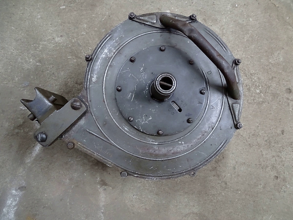 Deaktivierte 20 mm Oerlikon Flak MK 2, 1943, getarnte Behelfslafette, Wehrmachts Beutekanone, 1 Magazin, ( Nr. S-33141)