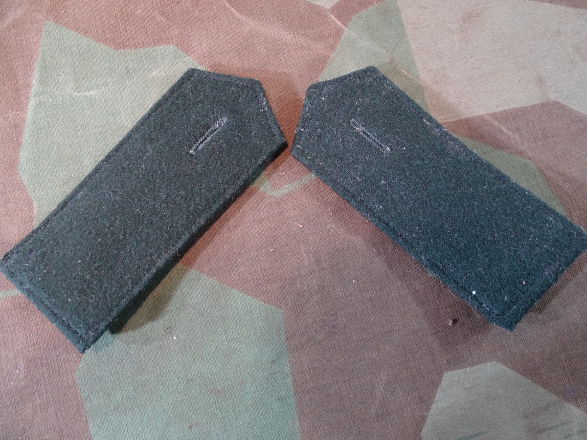 Paar frühe spitze, dunkelgrüne Schulterklappen Manschaften, Infanterie für die Feldbluse, schöner Zustand 