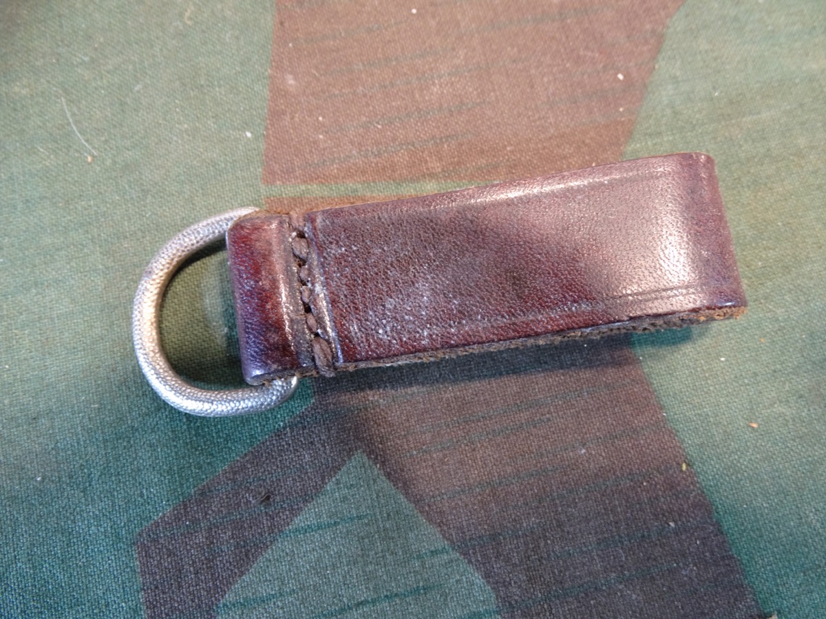 Koppelschlaufe für Parteiorganisationen ( HJ /DJ/  SA ) braun mit RZM L2/60/41 Koppelschlaufe für Parteiorganisationen ( HJ /DJ/  SA ) braun mit RZM L2/60/41