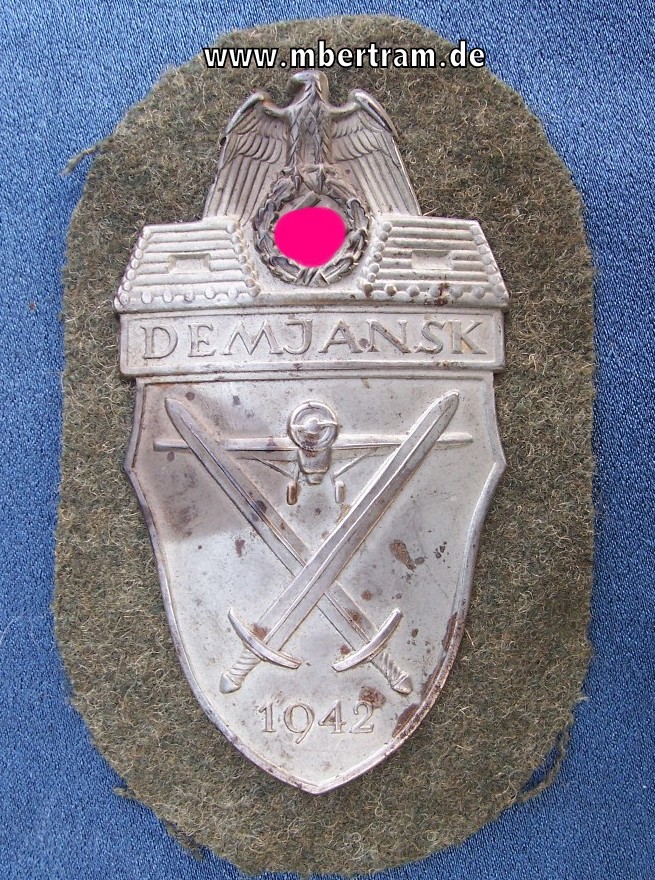 Demjanskschild auf feldgrauem Stoff, Eisenblech