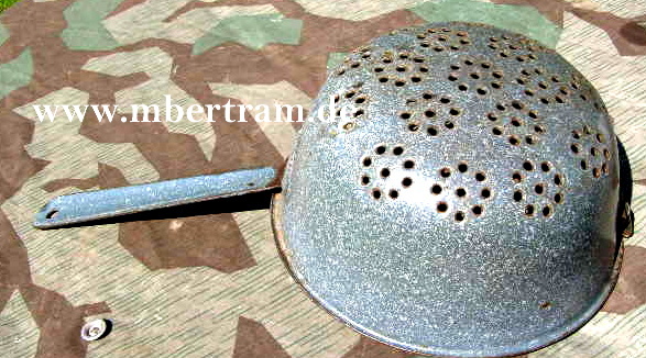Küchensieb, emailliert, aus Wehrmachtshelm hergestellt.