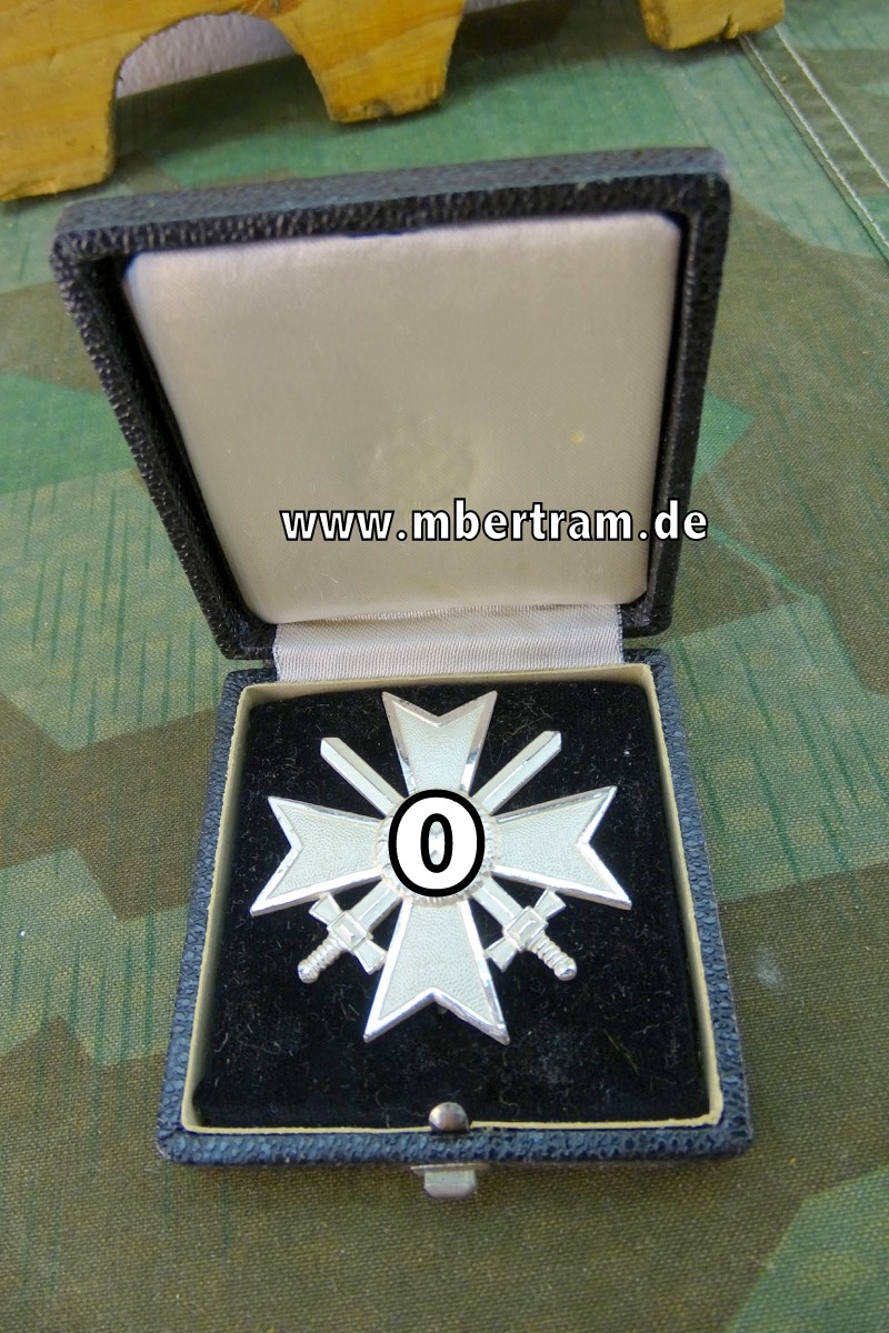 Kriegsverdienstkreuz 1939 1. Klasse mit Schwertern, Buntmetall versilbert,  "L/11"