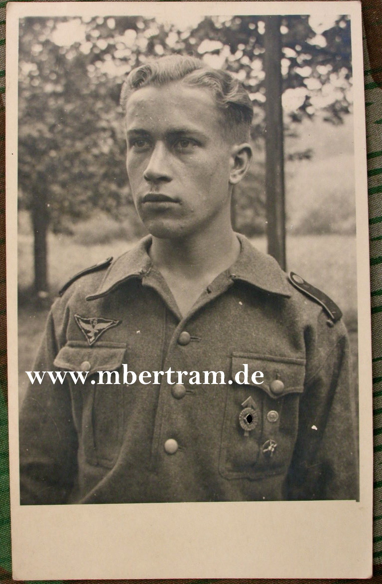 Portraitfoto: Luftwaffenhelfer der HJ in Uniform mit Abzeichen