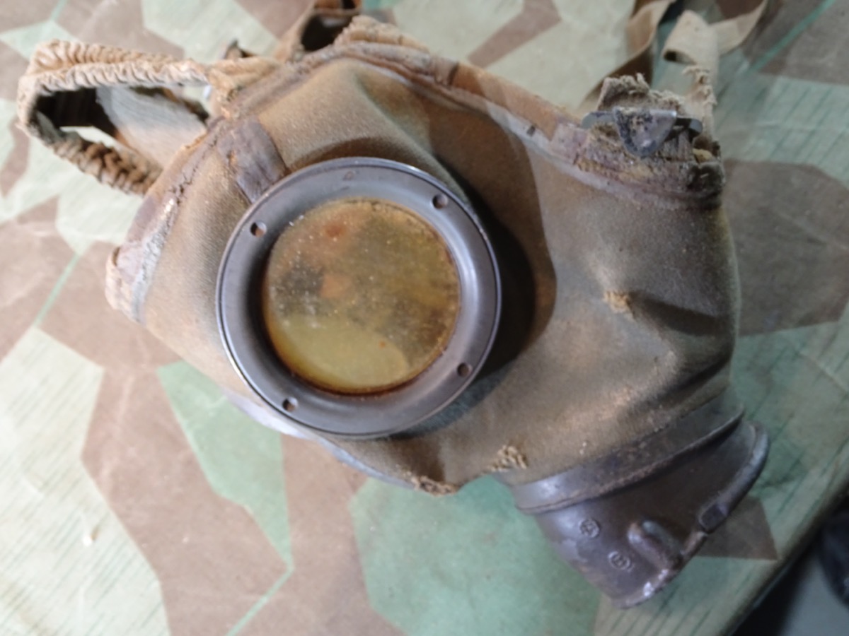 Wehrmachts Gasmaske, stark gebraucht mit kpl. Feldgrau lackiertem Filter FE 41 von 1944 Wehrmachts Gasmaske, stark gebraucht mit kpl. Feldgrau lackiertem Filter FE 41 von 1944
