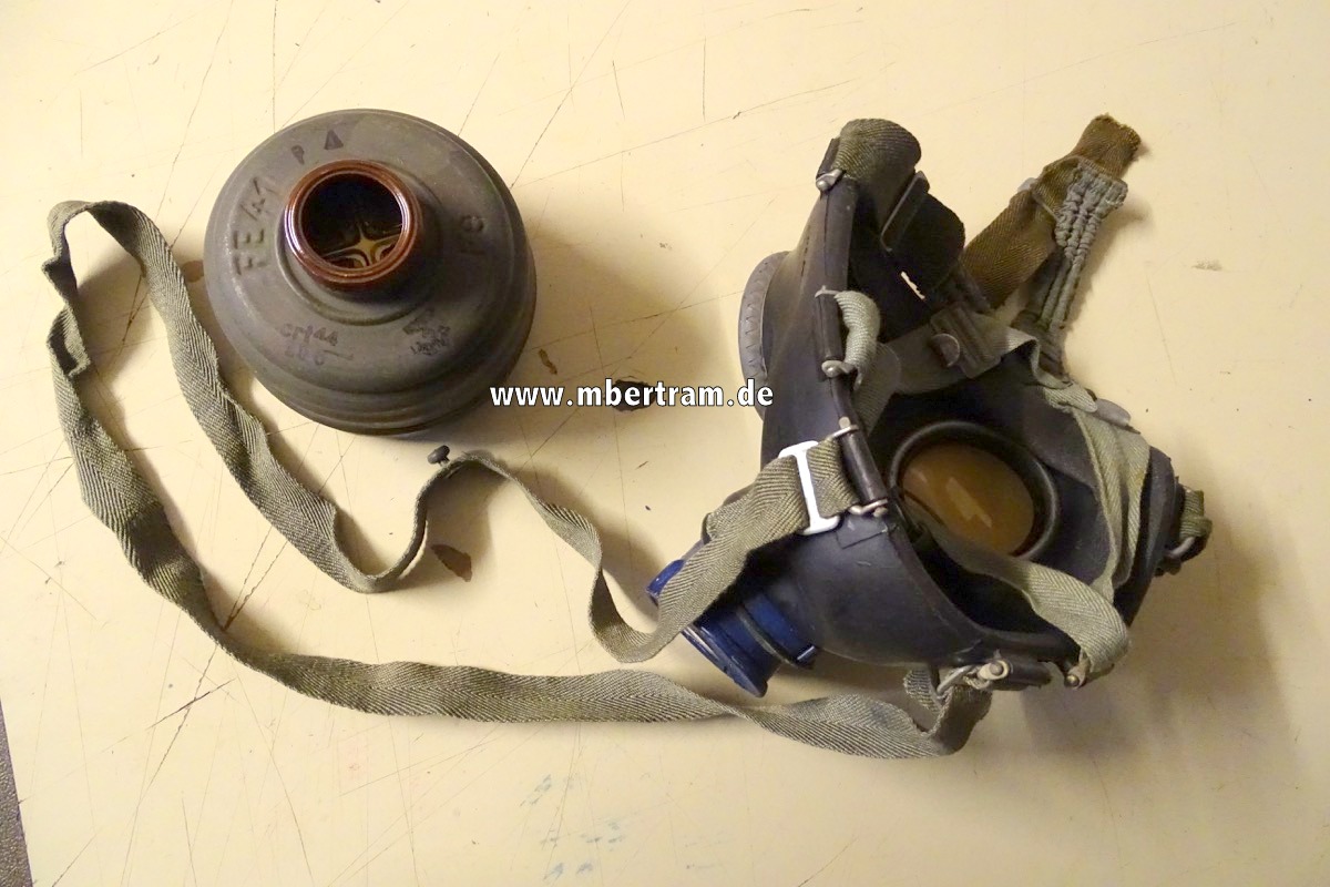 WH, schwarze Gasmaske v.1944, mit gebrauchtem Filter FE 41, Augenringe feldgrau, Mundventil blau