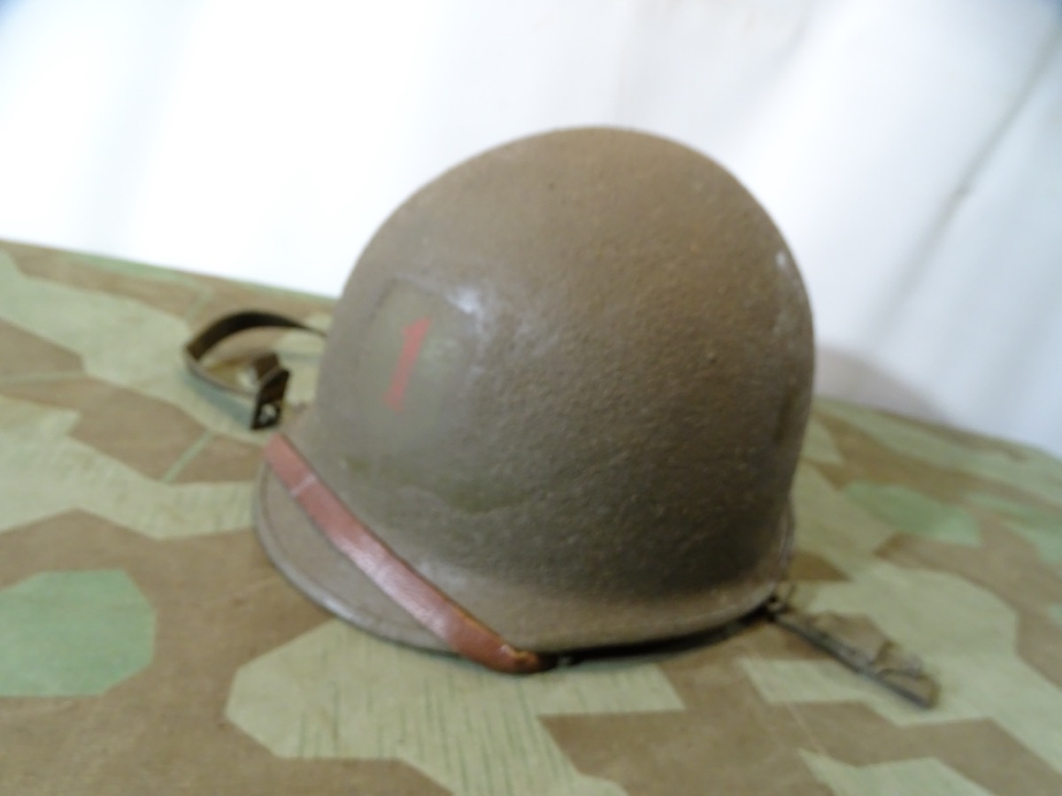 US Stahlhelm 2. Weltkrieg Modell  1944. "Big Red One", neu lackiert. 