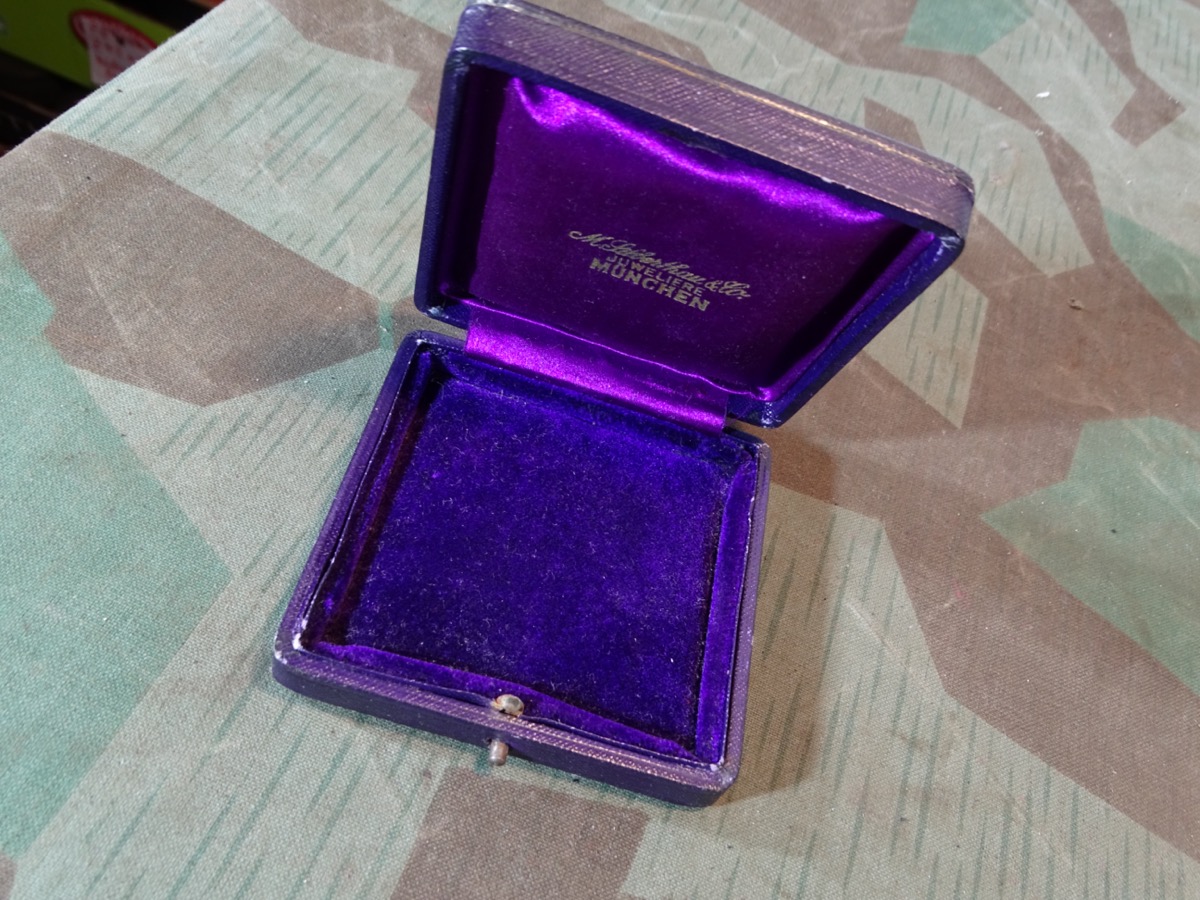Uns unbekanntes, schwarzes Medaillen Etui, Lila Futter, M.Silberthau & Co. Juwelier München