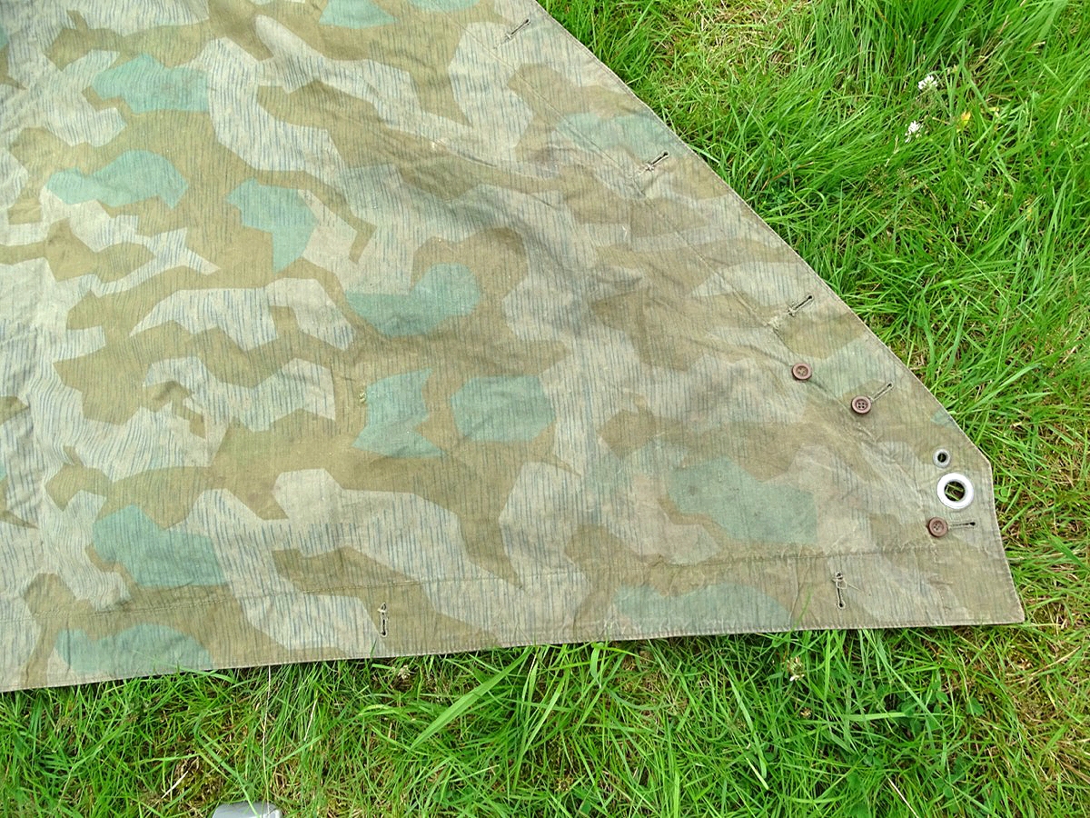 Dreieckszeltbahn Wehrmacht, bräunliches Tarnmuster, Bakelit Knöpfe um 1944, 2 Riemen (4) Dreieckszeltbahn Wehrmacht, bräunliches Tarnmuster, Bakelit Knöpfe um 1944, 2 Riemen (4)
