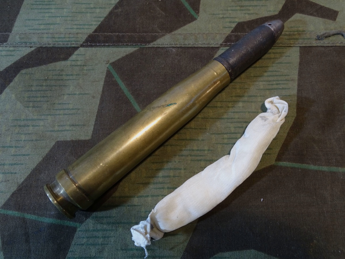 Deko Spreng Granat Patrone 2 cm Flak 38, Messinghülse, Zünder,  Ladungssäckchen. 