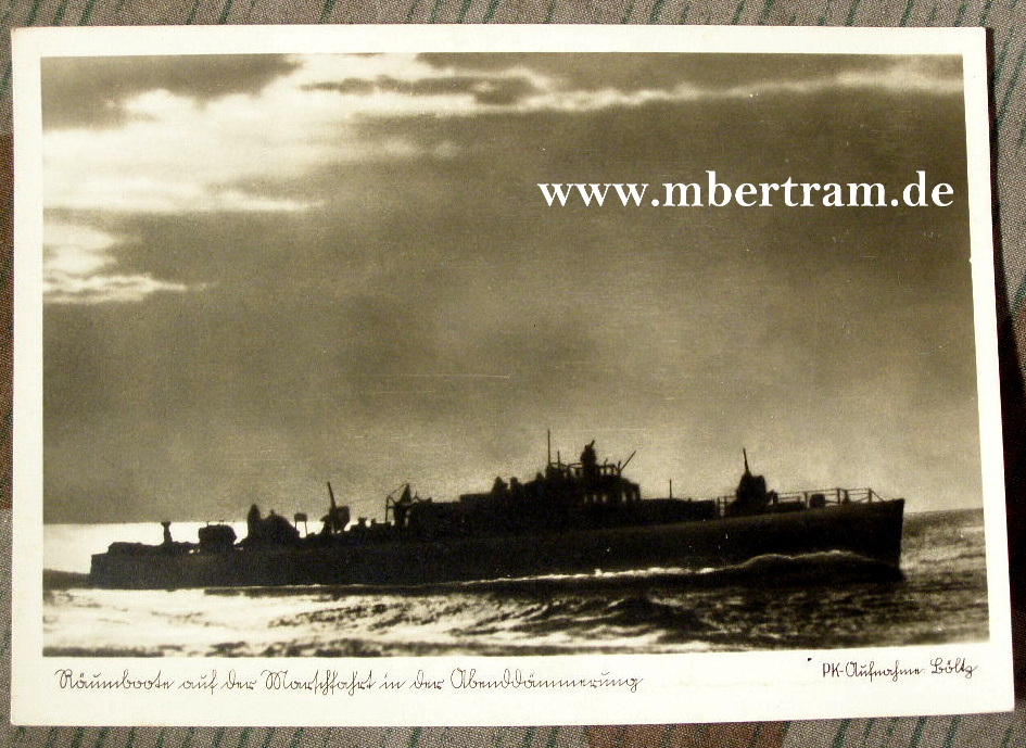 "Räumboot auf Marschfahrt in Abendämmerung"