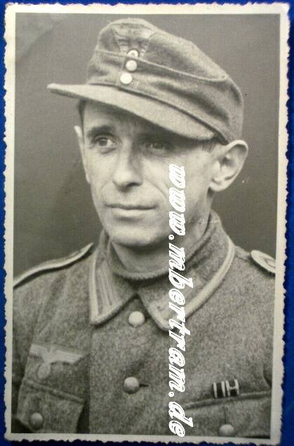 Portraitfoto: Feldwebel Wehrmacht, Bandspange, Feldmütze