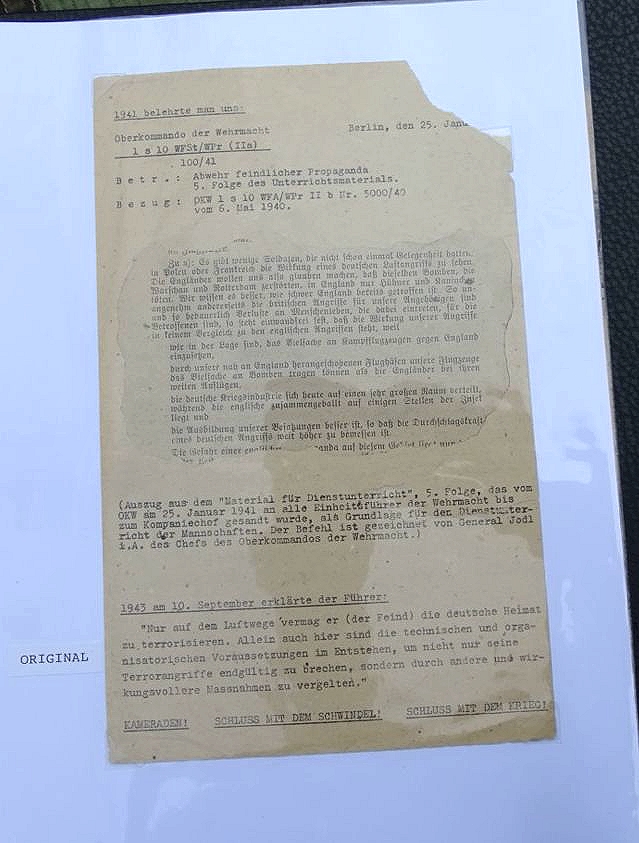 Ordner mit Allierten Abwurf Propaganda Flugblättern des 2. Weltkriegs, 17 Original, 10 Kopie Ordner mit Allierten Abwurf Propaganda Flugblättern des 2. Weltkriegs, 17 Original, 10 Kopie