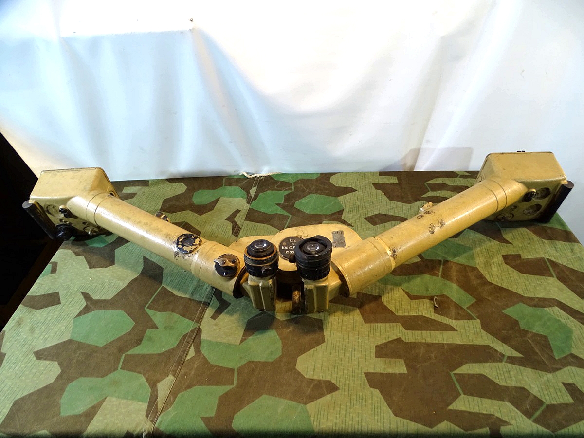 Entfernungsmesser EM 0,9 m R (Raumbild) für Panzerfahrzeuge, "blc" (= Carl Zeiss, Jena).