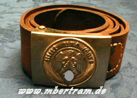 HJ Stahl Koppelschloss mit braunem Riemen. Hst. RZM M4/39