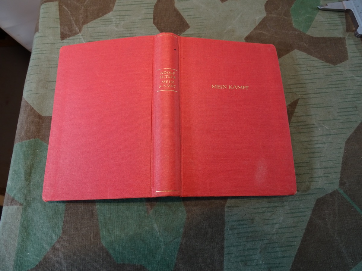 Mein Kampf - Dünndruckausgabe oder Feldpostausgabe von 1941, rotes Leinen Mein Kampf - Dünndruckausgabe oder Feldpostausgabe von 1941, rotes Leinen