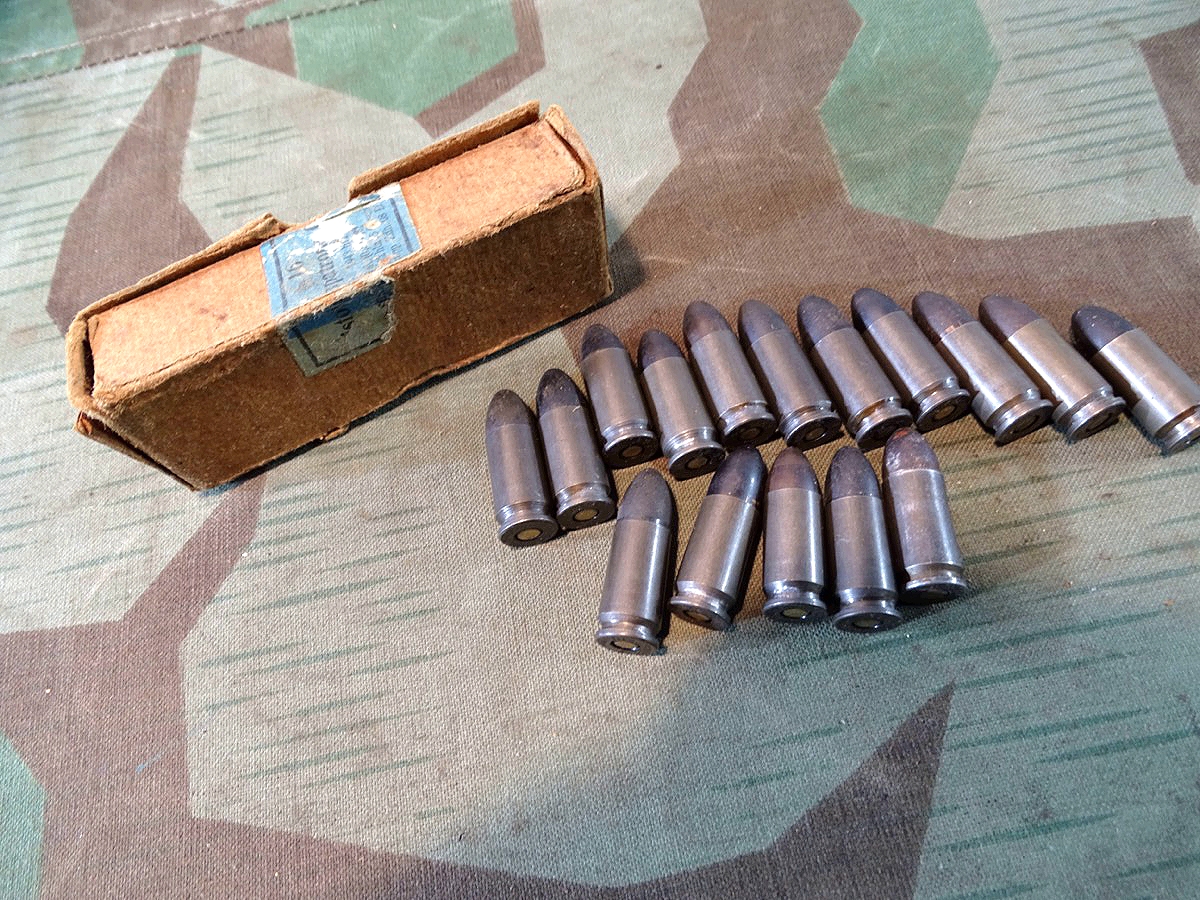 16 Deko Pistolen Patronen 08, lackierte Stahllhülsen, alle ( nrgl.) hla 1942 gestempelt, mit Originalschachtel, 2. Weltkrieg, 