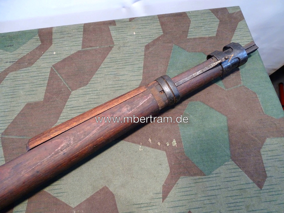 21006-4 Späte K 98 Schäftung, Wehrmacht, Kriegsfertigung Schichtholz mit Beschlägen u.Oberholz