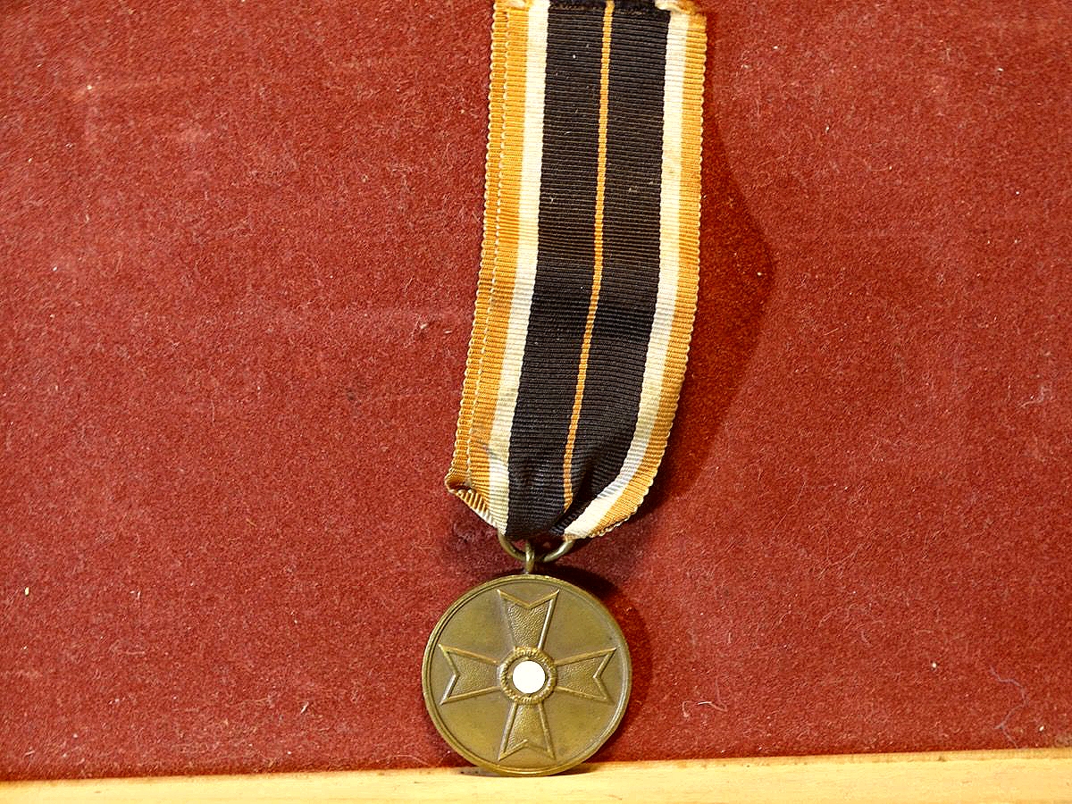 Kriegsverdienstmedaille, Buntmetall mit langem Bandabschnitt.