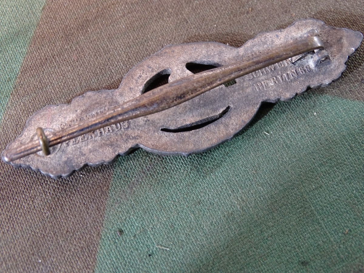 U-Boot Frontspange der Kriegsmarine in Silber, Feinzink, Hersteller Schwerin / Berlin