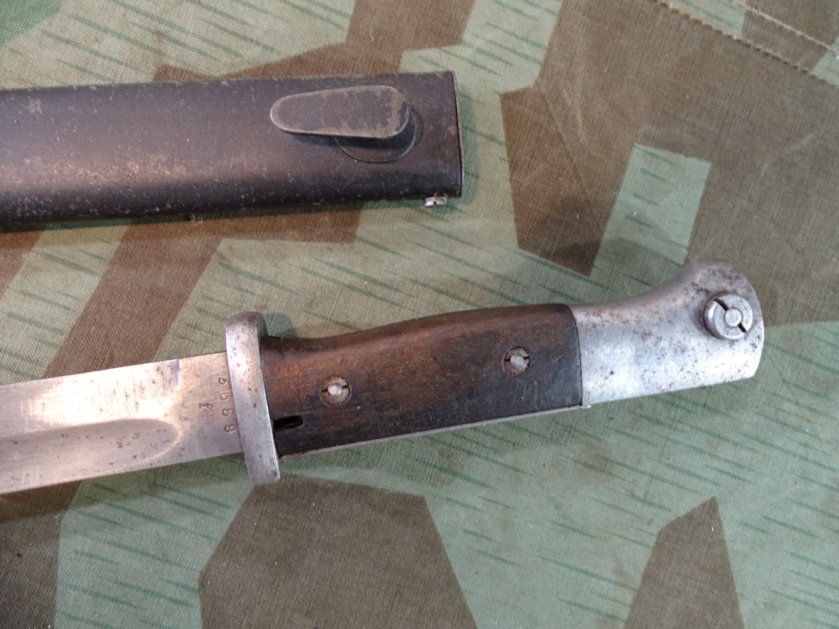 Wehrmachts K 98 Seitengewehr SG 84/98 mit Holz Griffschalen, späte Fertigung: Bajonett fnj 44 / Scheide pyy 1944 Wehrmachts K 98 Seitengewehr SG 84/98 mit Holz Griffschalen, späte Fertigung: Bajonett fnj 44 / Scheide pyy 1944