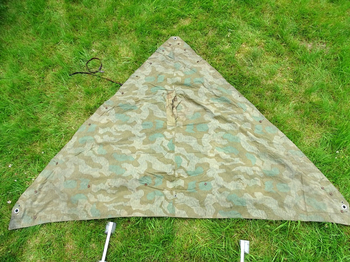 Dreieckszeltbahn Wehrmacht, bräunliches Tarnmuster, Bakelit Knöpfe um 1944, 2 Riemen (4) Dreieckszeltbahn Wehrmacht, bräunliches Tarnmuster, Bakelit Knöpfe um 1944, 2 Riemen (4)