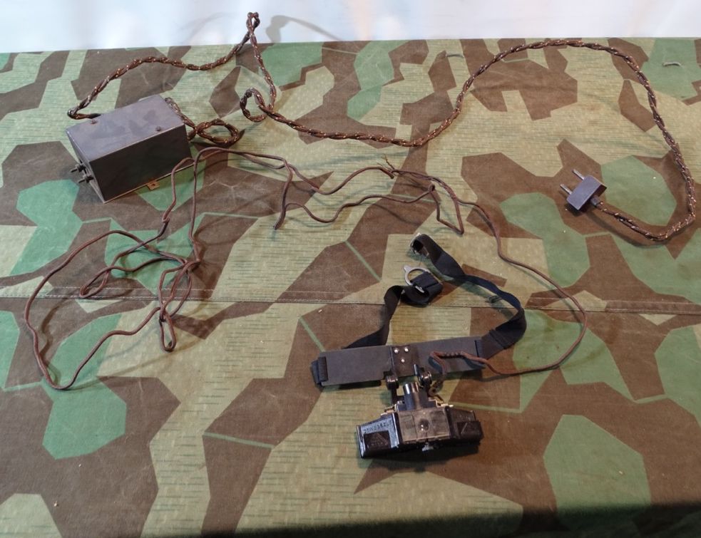 Optisches Gerät (für Luftbildauswertung u. Chir.Opertationen?), Relascop Fa. Goertz Wien mit Kabel u. Trafo