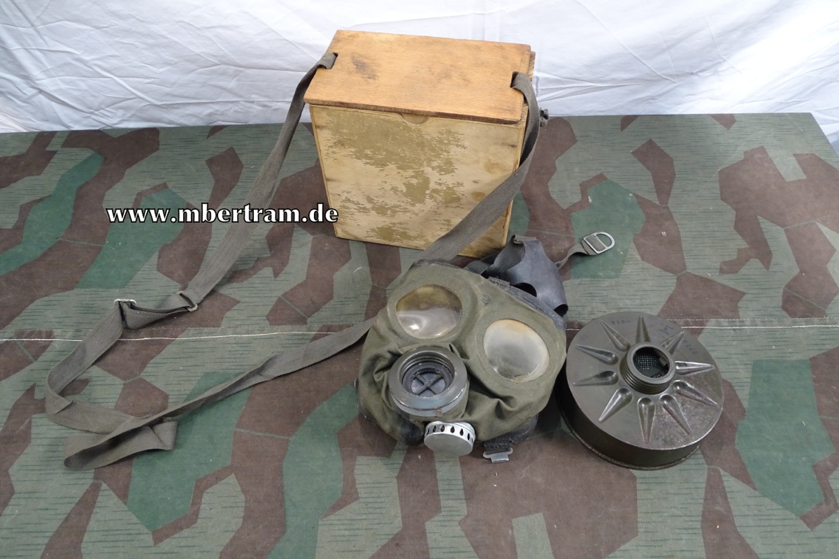 Volksgasmaske, letzte Ausführung 1945, gummiertes Leinen, Zink Filter, Holzkasten