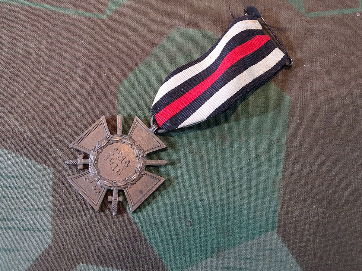 Ehrenkreuz für Frontkämpfer 1914/ 1918 mit Schwertern. Hersteller R.S.L