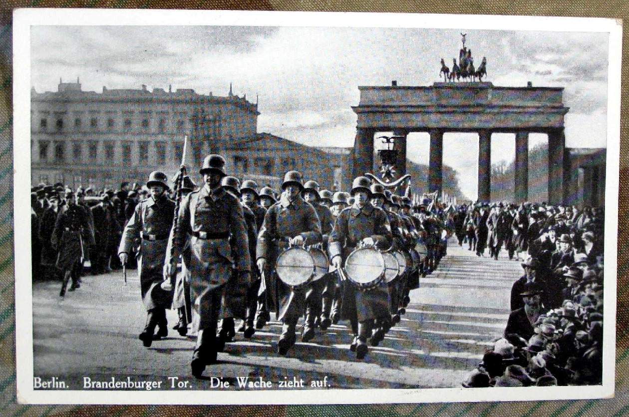 Postkarte " Berlin Brandenburger Tor : Die Wache zieht auf"