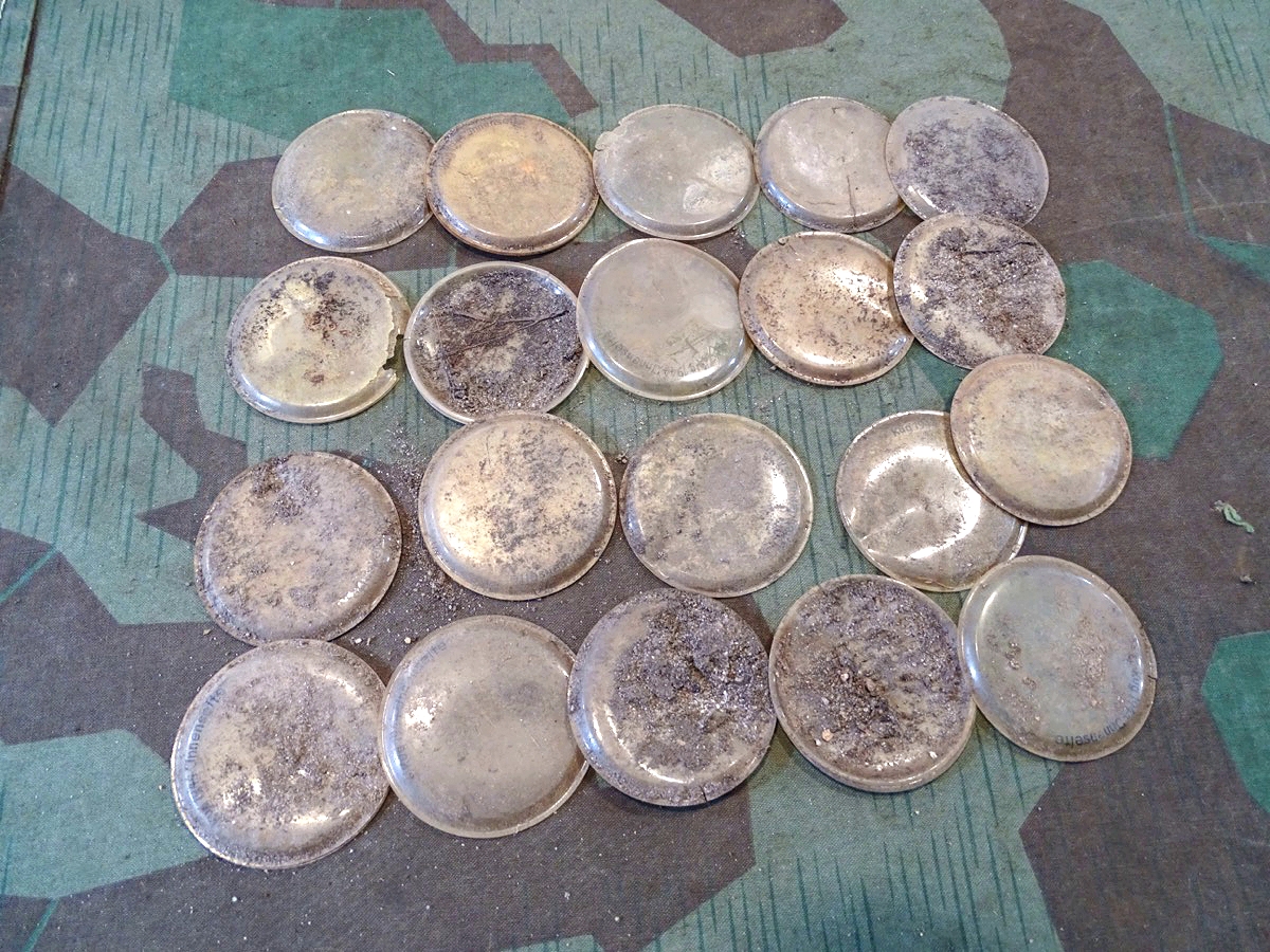 20 Gasmasken Ersatzgläser, Wehrmacht, Bodenfund, ungereinigt.