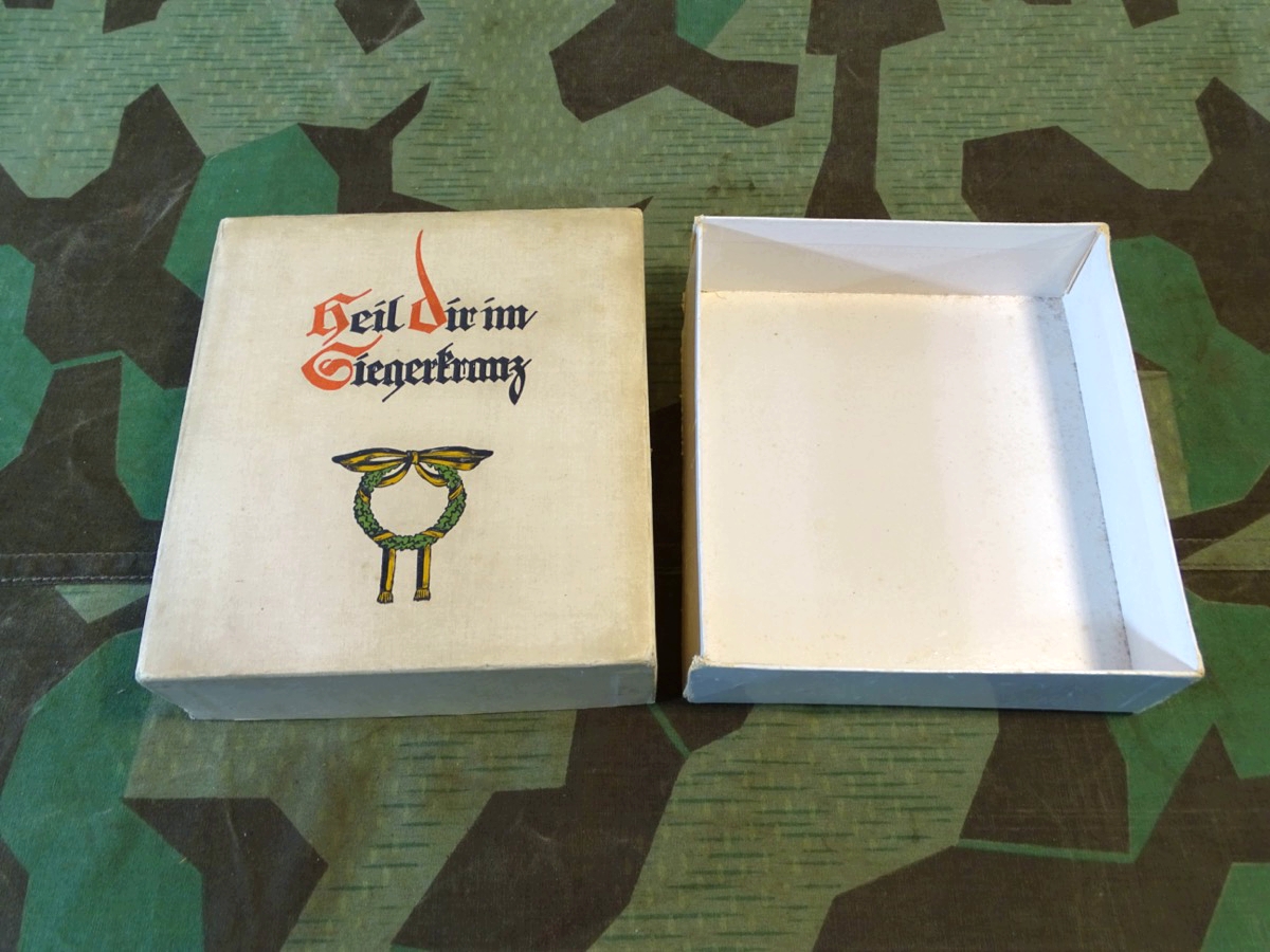 Pappkästchen zur Übersendung einer Sportmedaille mit Aufdruck " Heil Dir im Siegerkranz " 