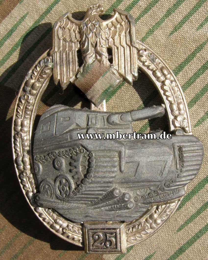 Panzerkampfabzeichen in Silber mit Einsatzzahl "25", JFS ohne Hst. Marke