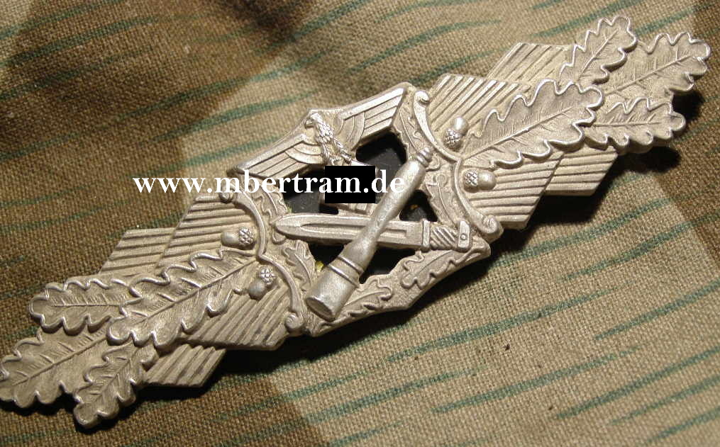Nahkampfspange in Silber, o Hersteller. Eisenplättchen