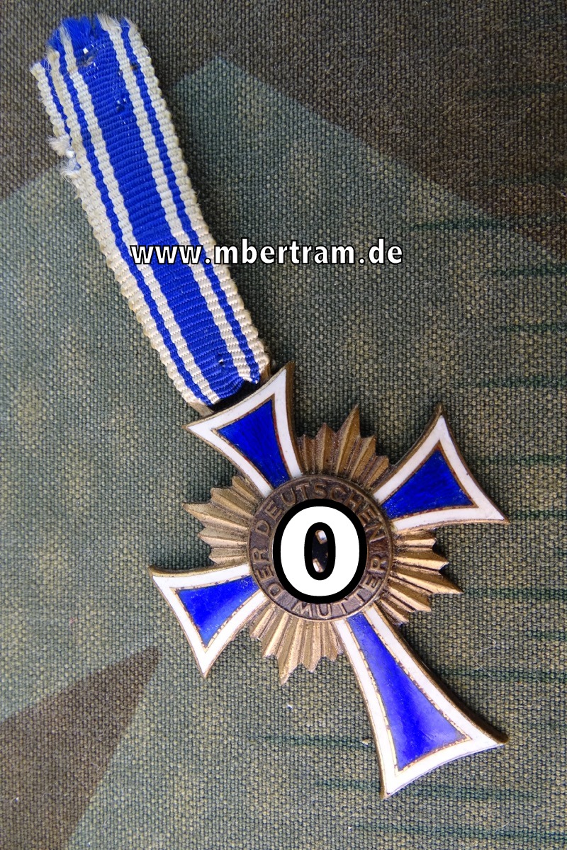 Ehrenkreuz der Deutschen Mutter in Bronze mit Bandabschnitt