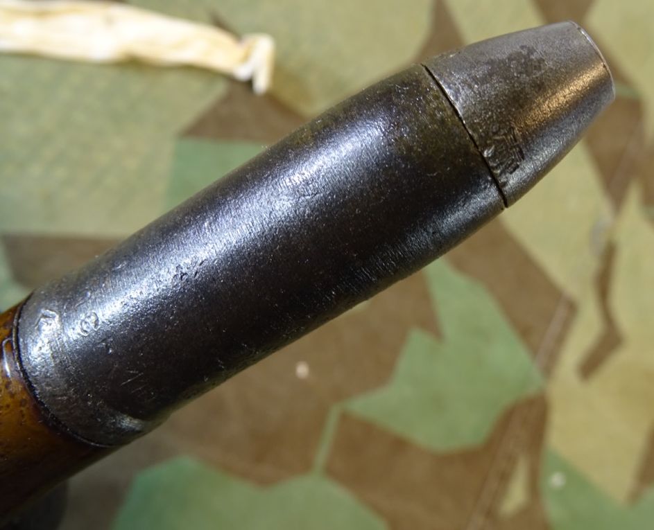 Deko-Patrone 2 cm Flak 38, lackierte Stahlhülse, Eisenzünder, Ladungssäckchen