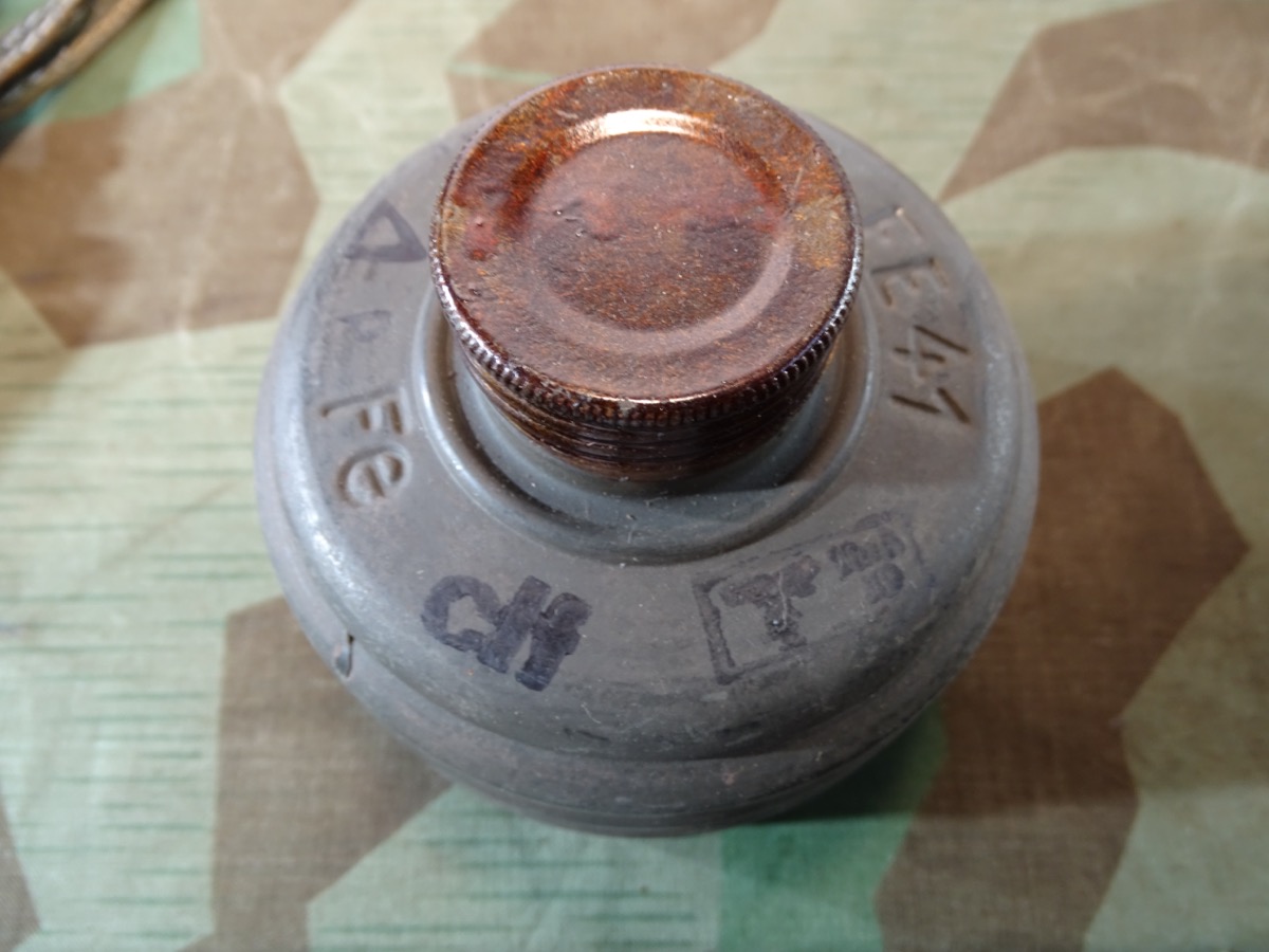 Wehrmacht, unbenutzter Gasmaskenfilter "FE 41" mit fast kpl. Farbe, Stempeln, 2 Verschlüssen