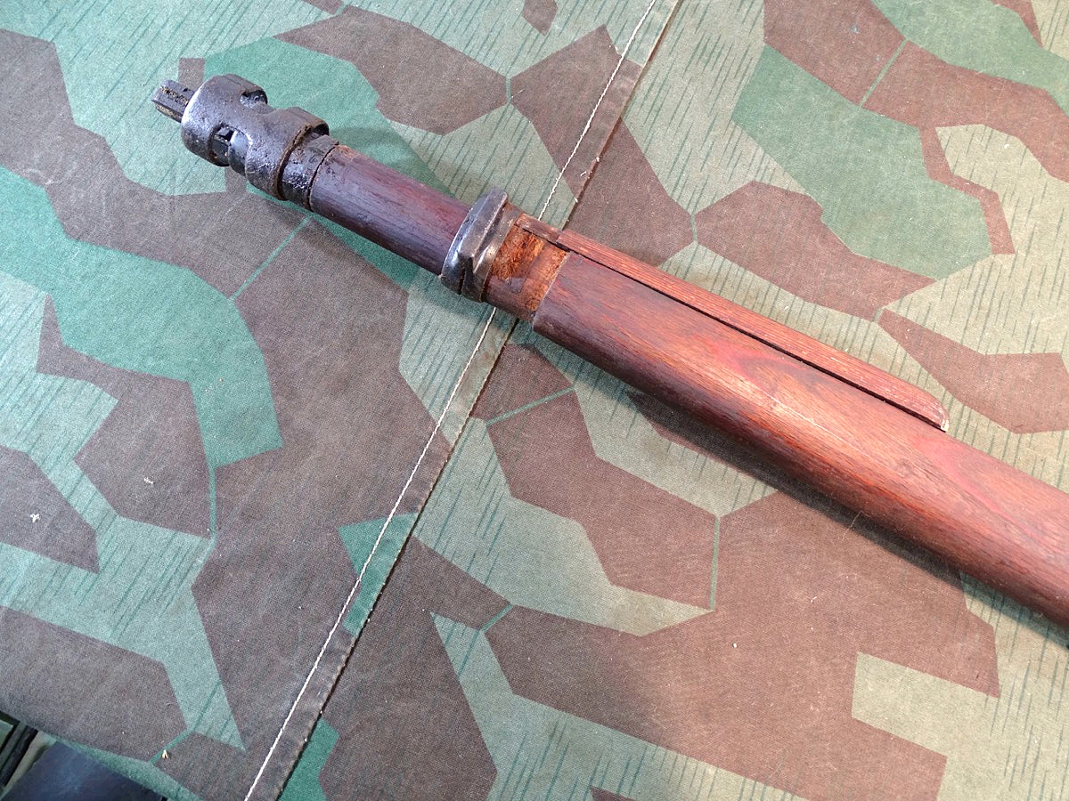 20877-4 Späte K 98 Schäftung, Wehrmacht, Kriegsfertigung Schichtholz mit Beschlägen u.Oberholz