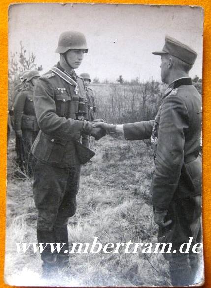 Foto Ritterkreuzverleihung im Felde durch General an Hauptm.