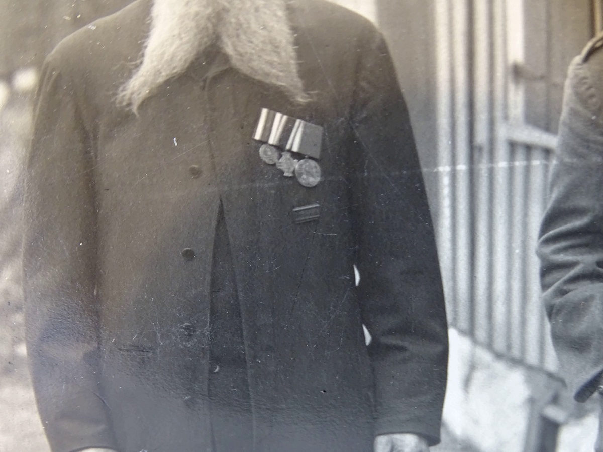 2 Fotos eines Veteranen der Kriege 1870/71, um 1915 Centenaermedaille etc., Kind mit Krätzchen