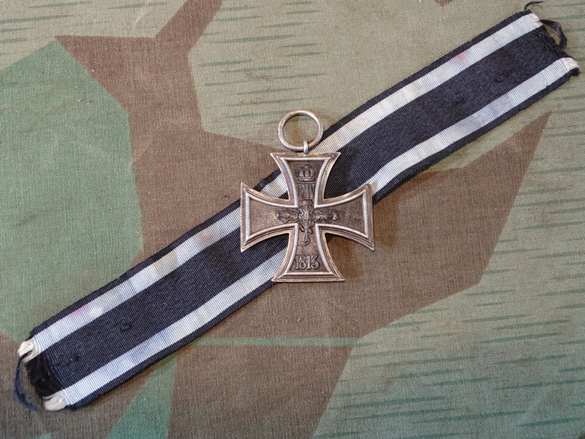 Eisernes Kreuz 1914-18, 2. Klasse, magnetsich, Ring mit CD und 800er Silberstempel. Mit langem Band. 