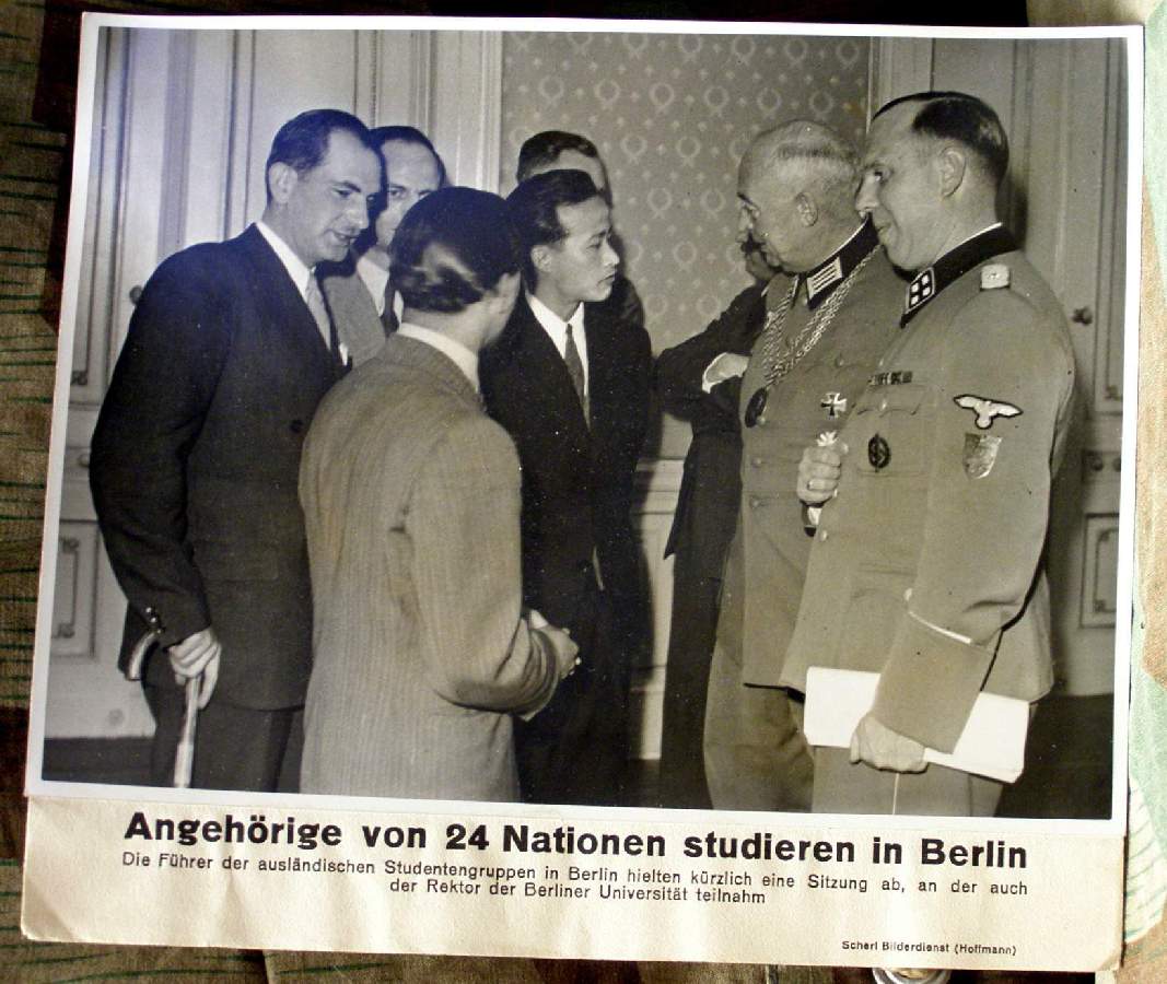 Pressefoto 17x24cm " SS Sturmbannführer mit Krimschild."