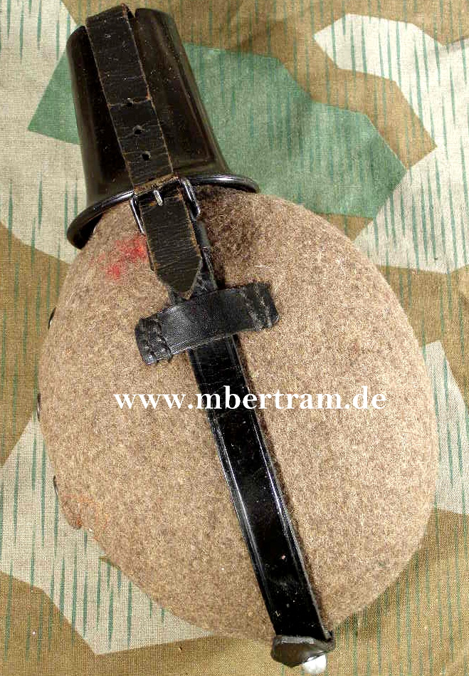 WH Feldflasche M41, Bakelit Trinkbecher, Hst.: A.E.M.A.41