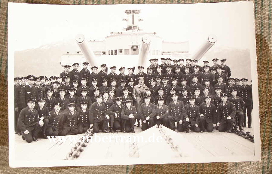 Mannschaftsfoto mit A. Hitler Panzerschiff Deutschland
