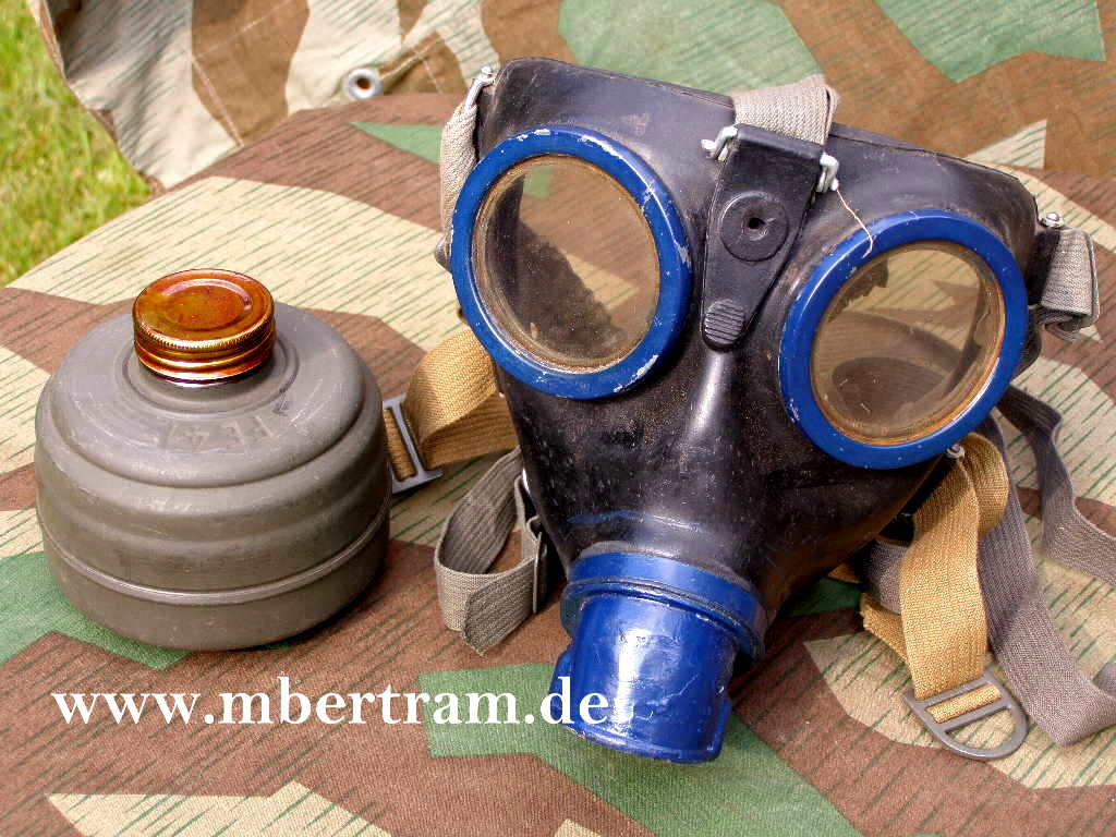 WH, schwarze Gasmaske von 1943, blaues Metall, unbenutzter Filter "FE 41", beide Kappen