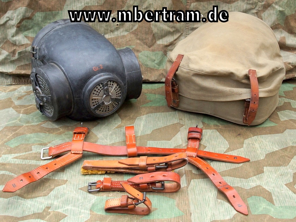 Wehrmacht Pferdegasmaske 38 in Tasche, mit Riemen, Gr. 2