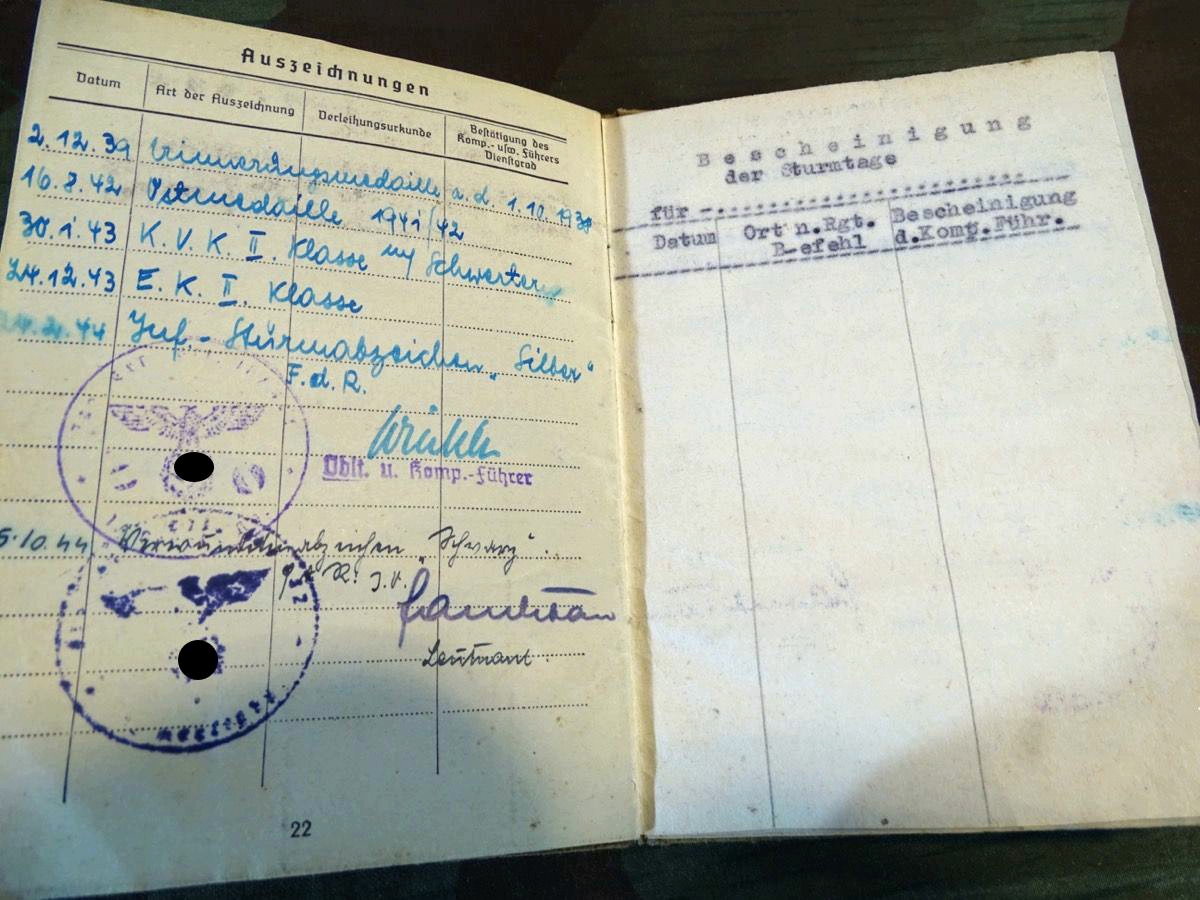Soldbuch Grenadier Artur B, Jäger Ers. Btl. II/482, 5 Orden eingetragen Soldbuch Grenadier Artur B, Jäger Ers. Btl. II/482, 5 Orden eingetragen
